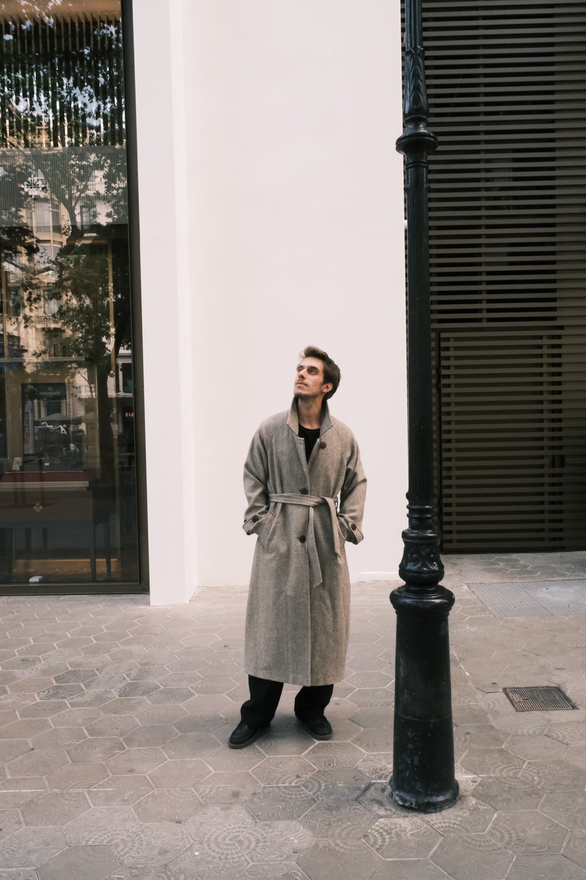 Modelo masculino veste o casaco de lã fechado com cinto