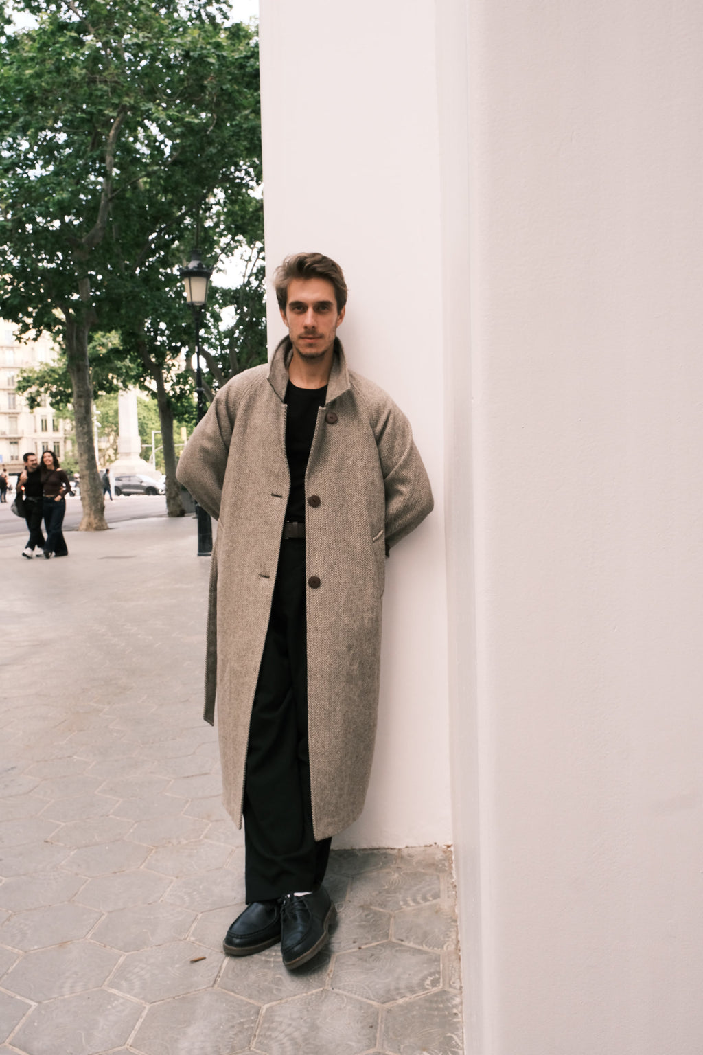 Modelo masculino veste o casaco de lã aberto em vista frontal