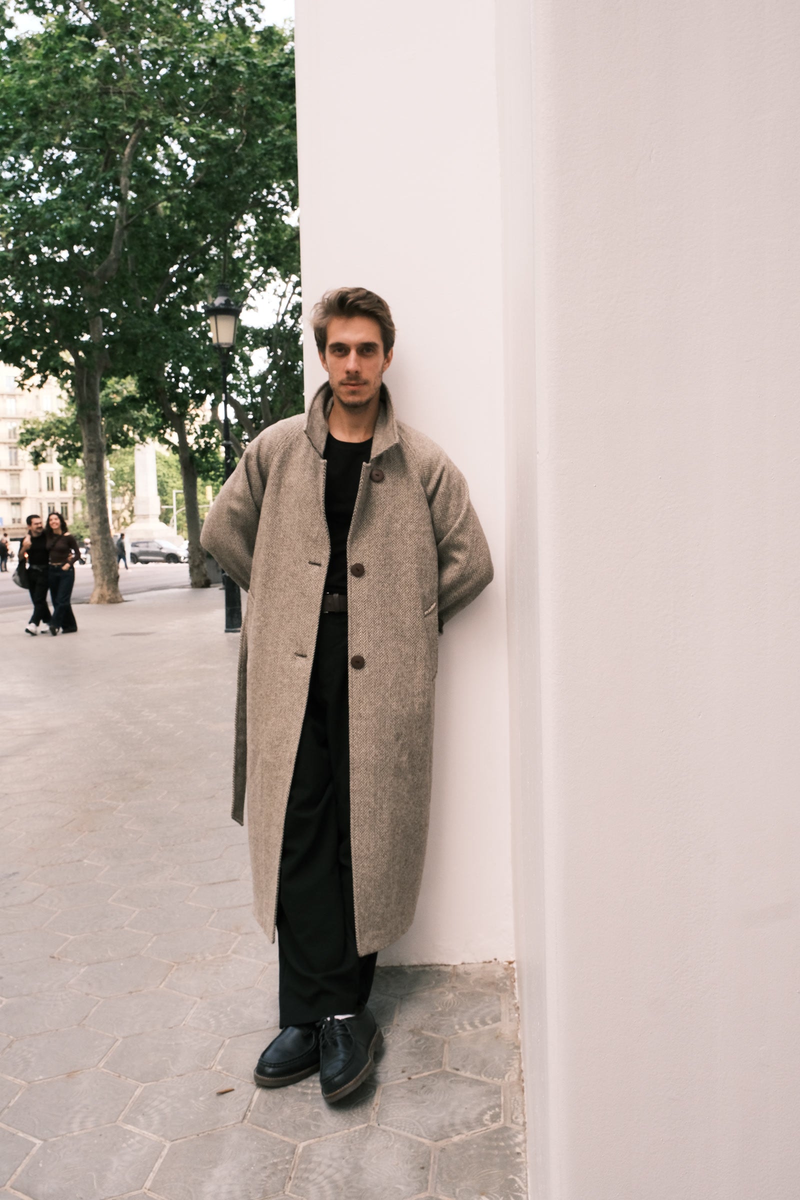 Modelo masculino veste o casaco de lã aberto em vista frontal