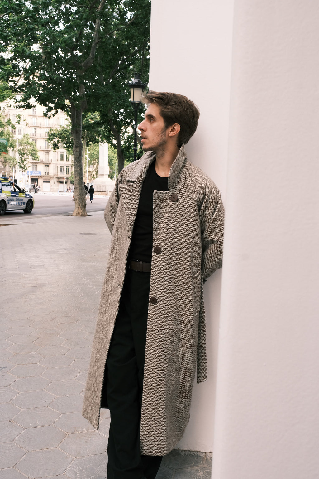 Modelo masculino usa o casaco de lã aberto em composição casual