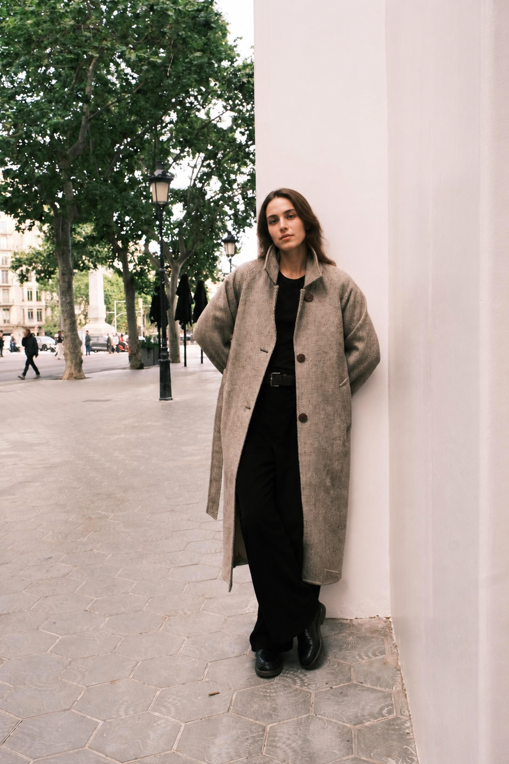Modelo feminina veste o casaco de lã aberto