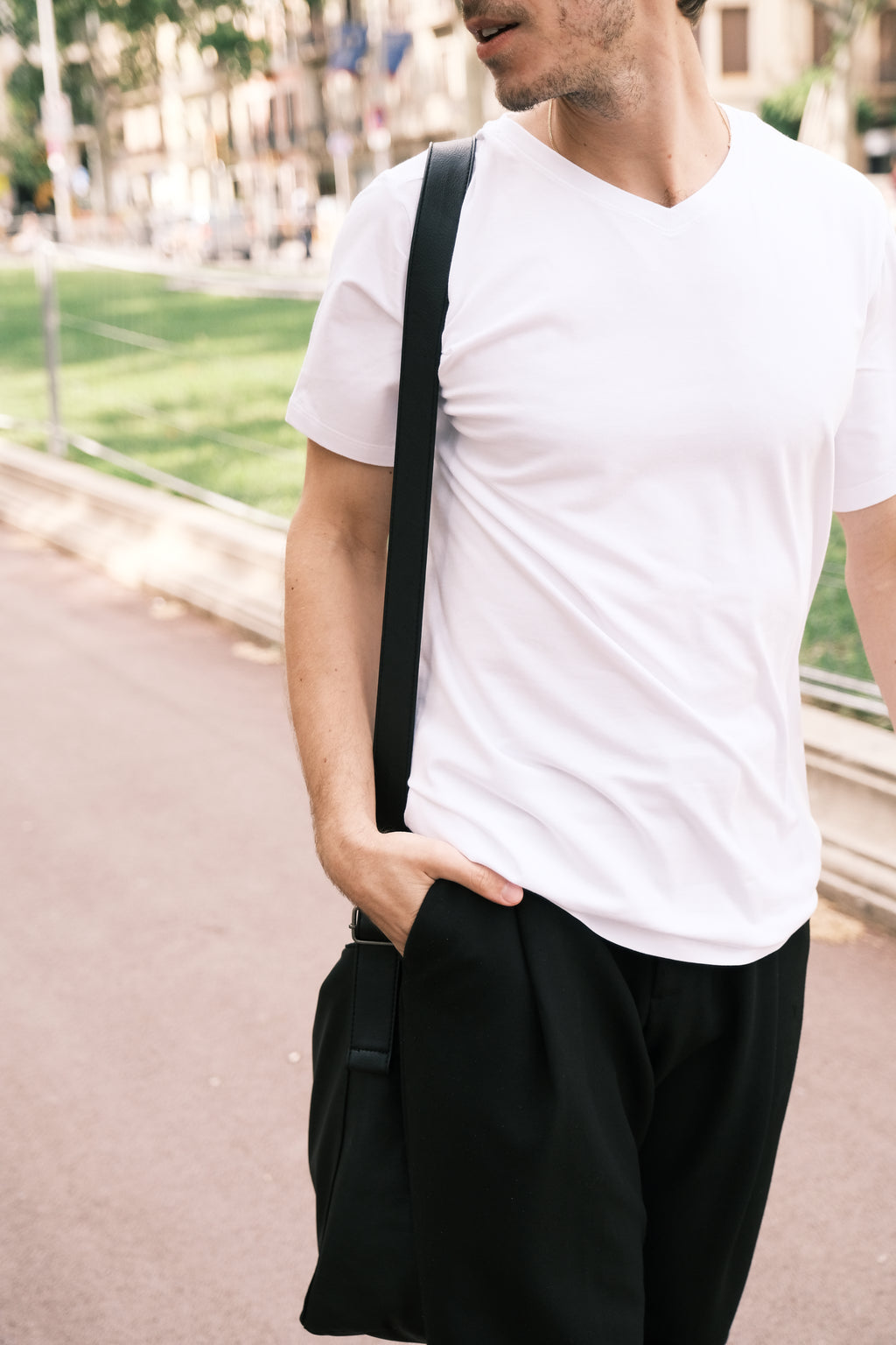 Camiseta Slim Fit V Algodão Egípcio Branca - detalhe