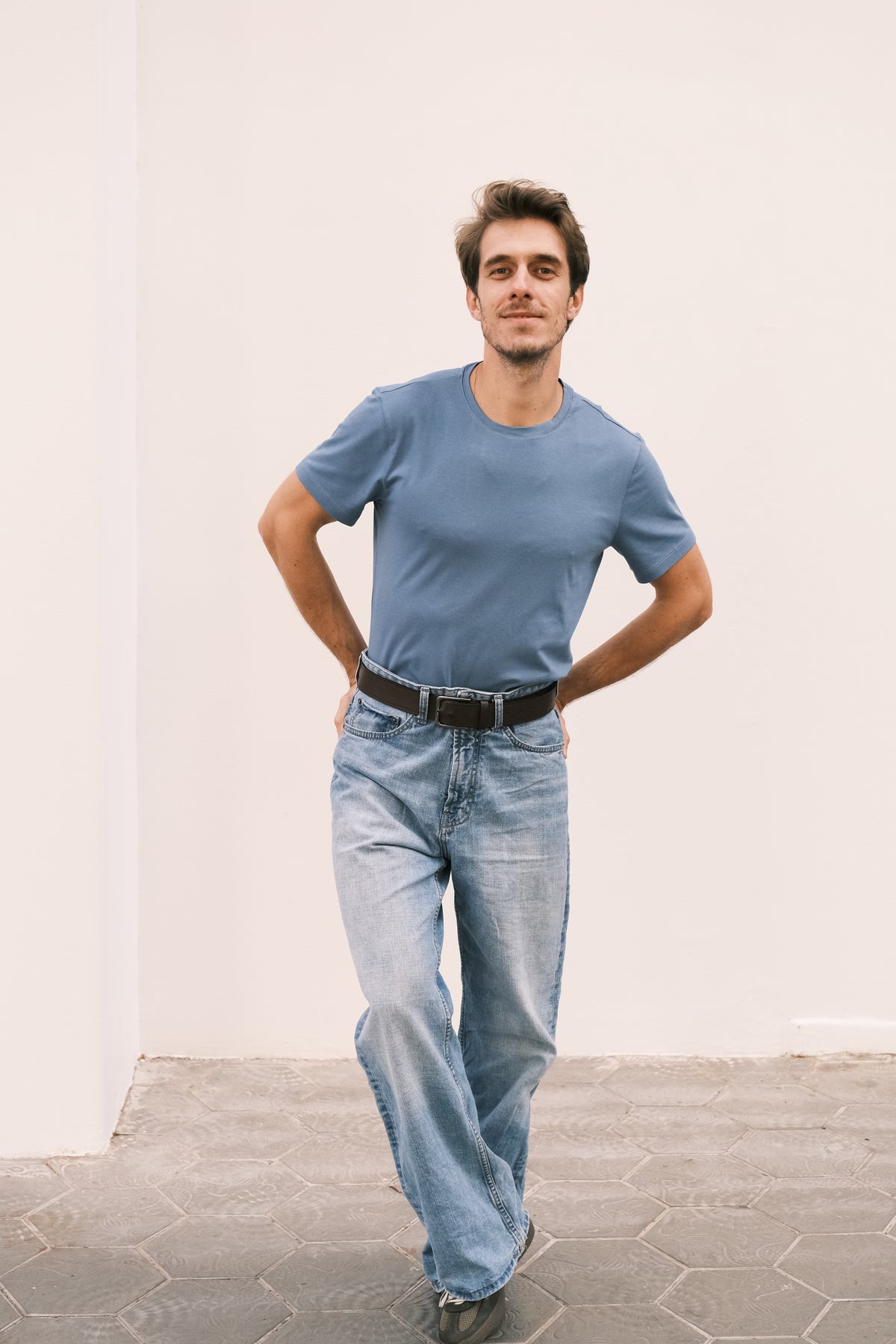 Camiseta Slim Fit Algodão Egípcio Azul Claro - corpo inteiro