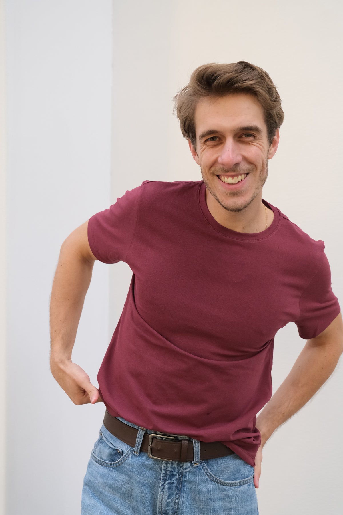 Camiseta Slim Fit Algodão Egípcio Bordô - modelo sorrindo