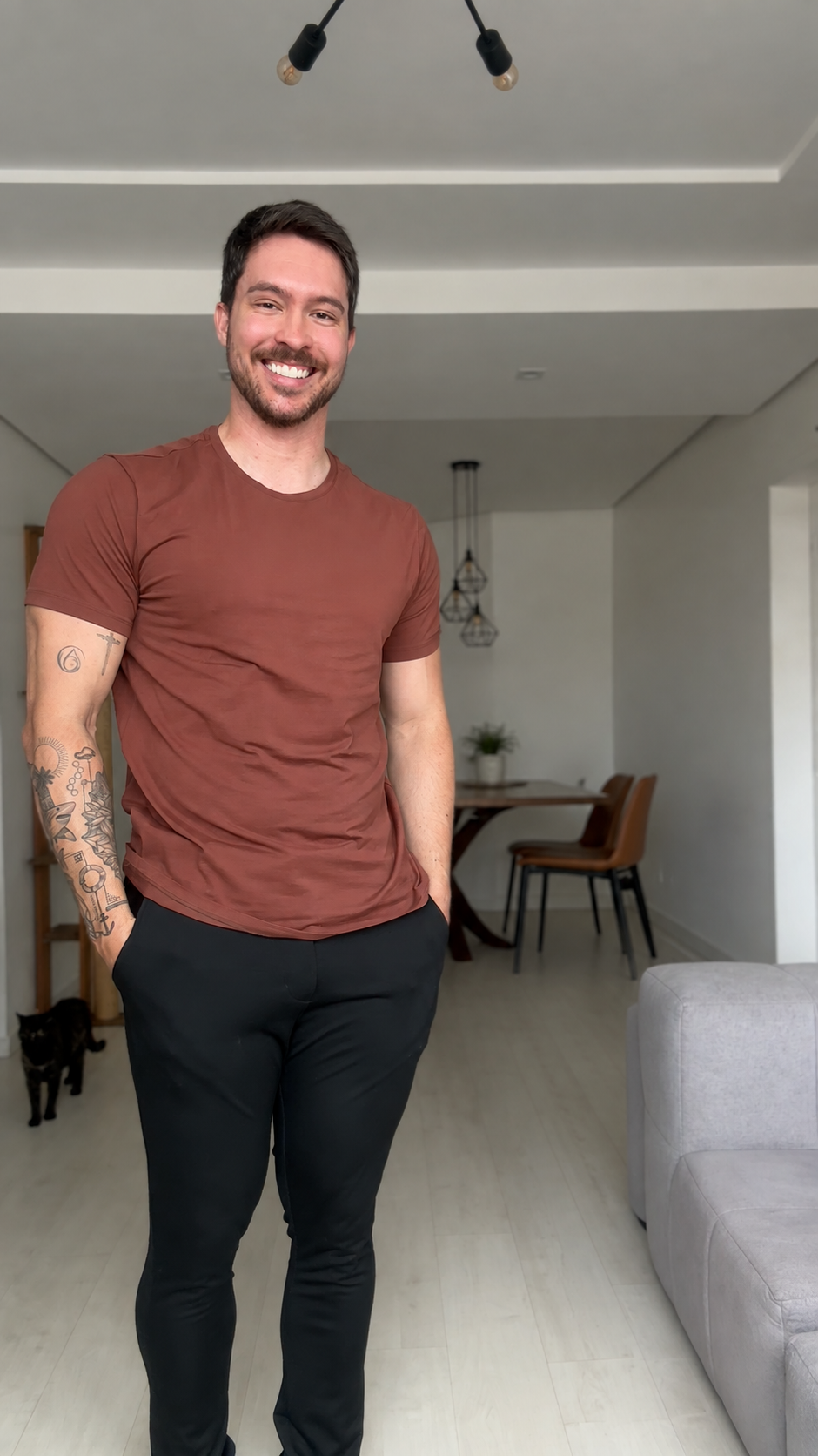 Modelo usando Camiseta Slim Fit Algodão Egípcio Marrom